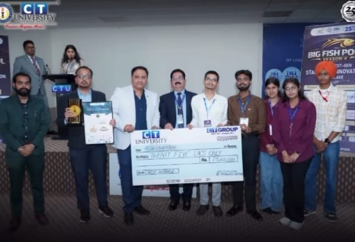 The Shudhttam team on stage at Big Fish Pool Season 4 holding a cheque for Twenty Five Lacs
